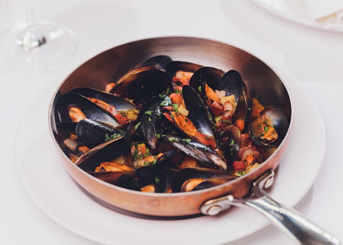 Stemmed Mussels with Tomato-and-Garlic Broth